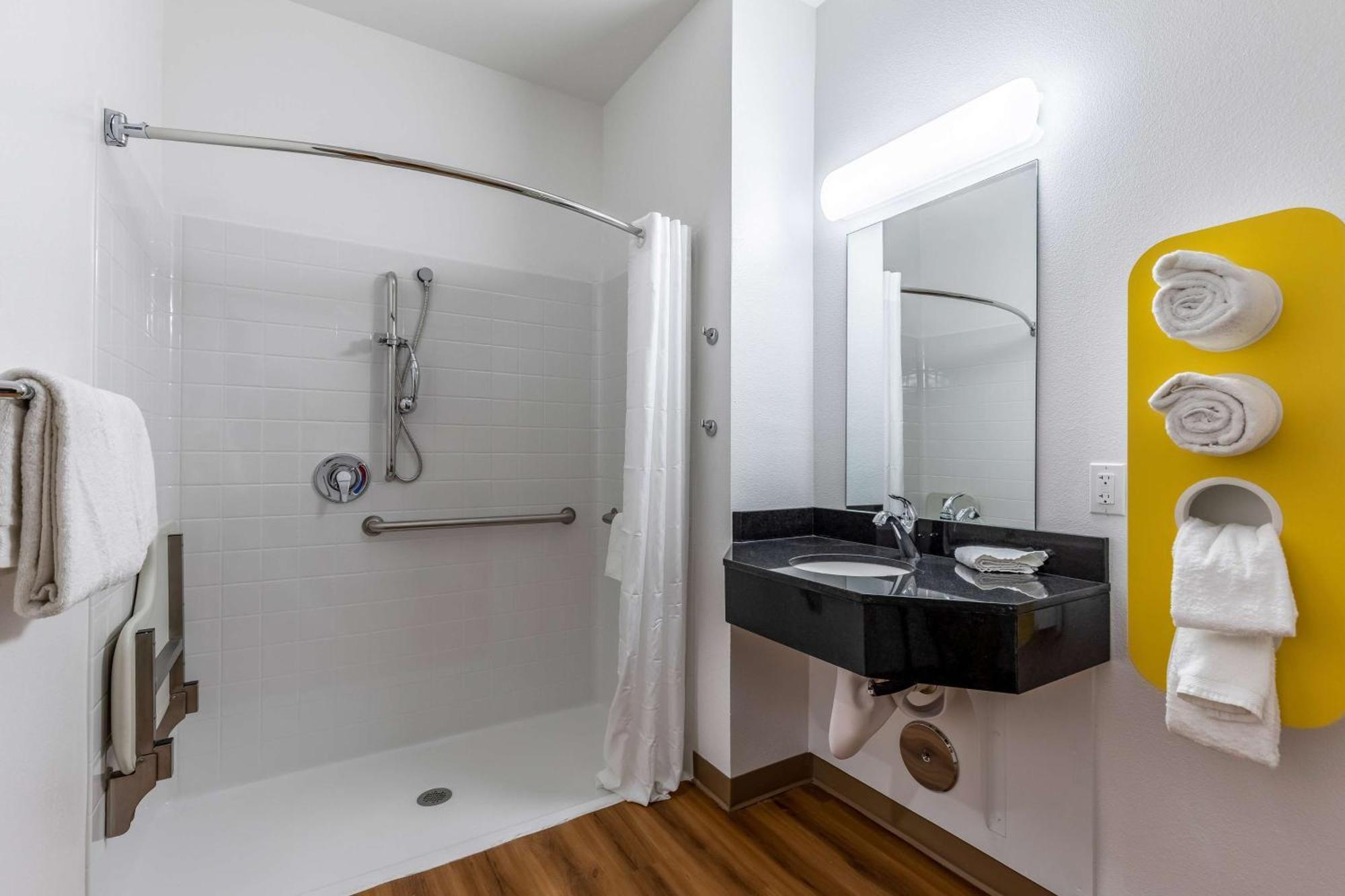 1 KING BED | MOBILITY ACCESSIBLE | TUB |MINI FRIDGE | NON-SMOKING |