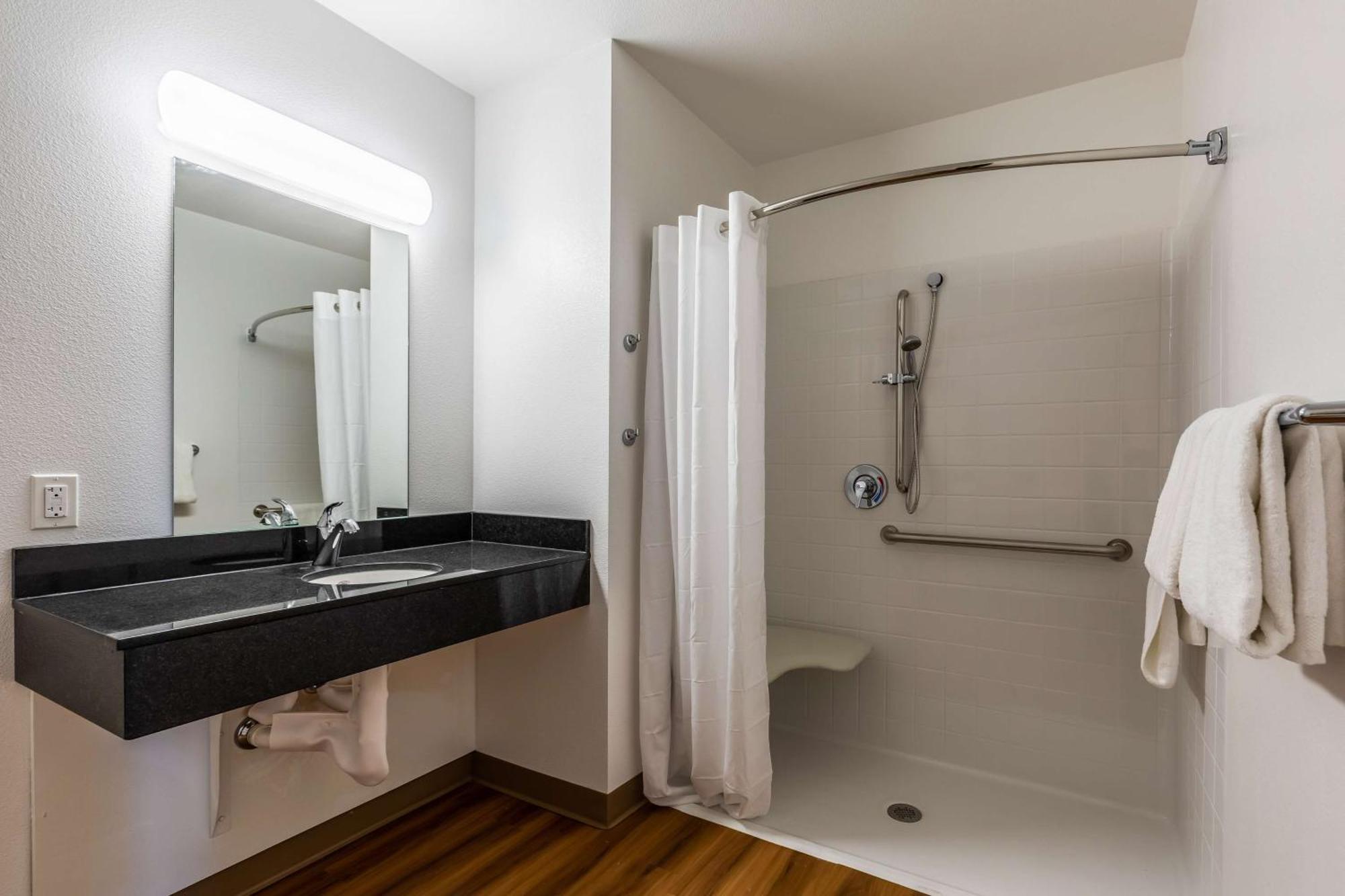 1 KING BED | MOBILITY ACCESSIBLE | TUB |MINI FRIDGE | NON-SMOKING |