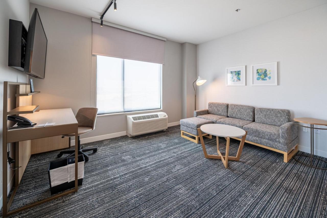 One-Bedroom Corner Queen Suite