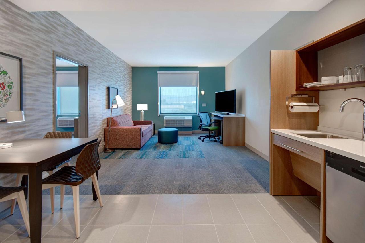 King Suite Accessible Bathtub