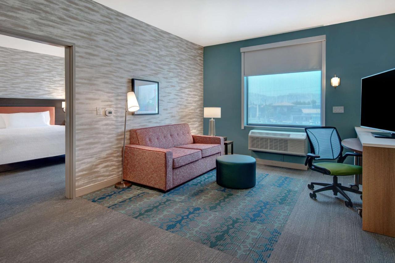 King Suite Accessible Bathtub