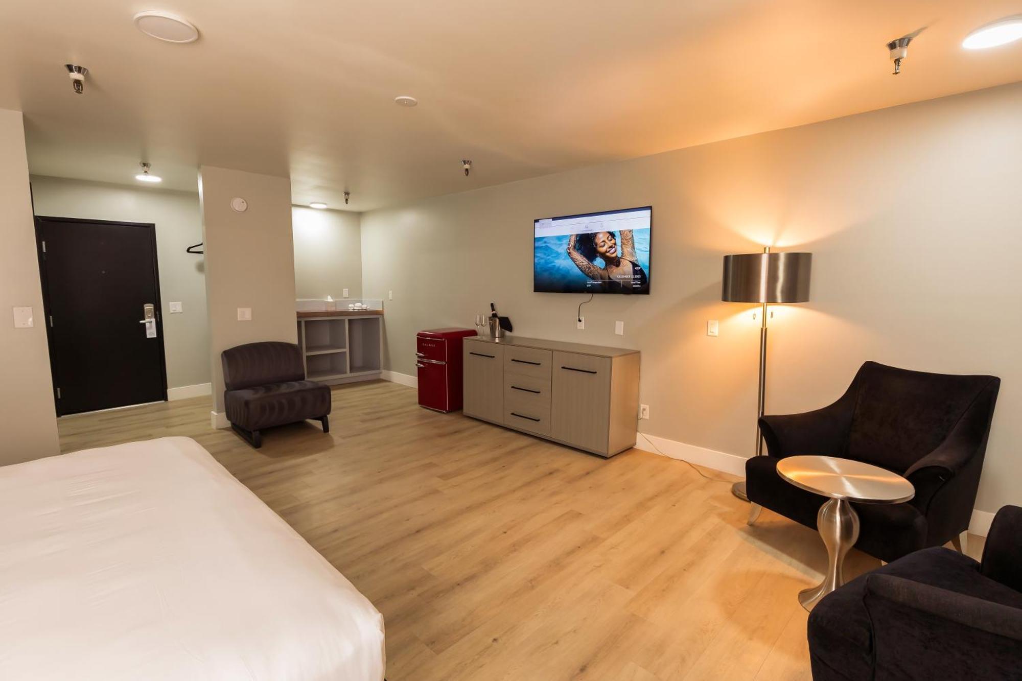 Elevated Boutique Suite,1531677898:JPEG