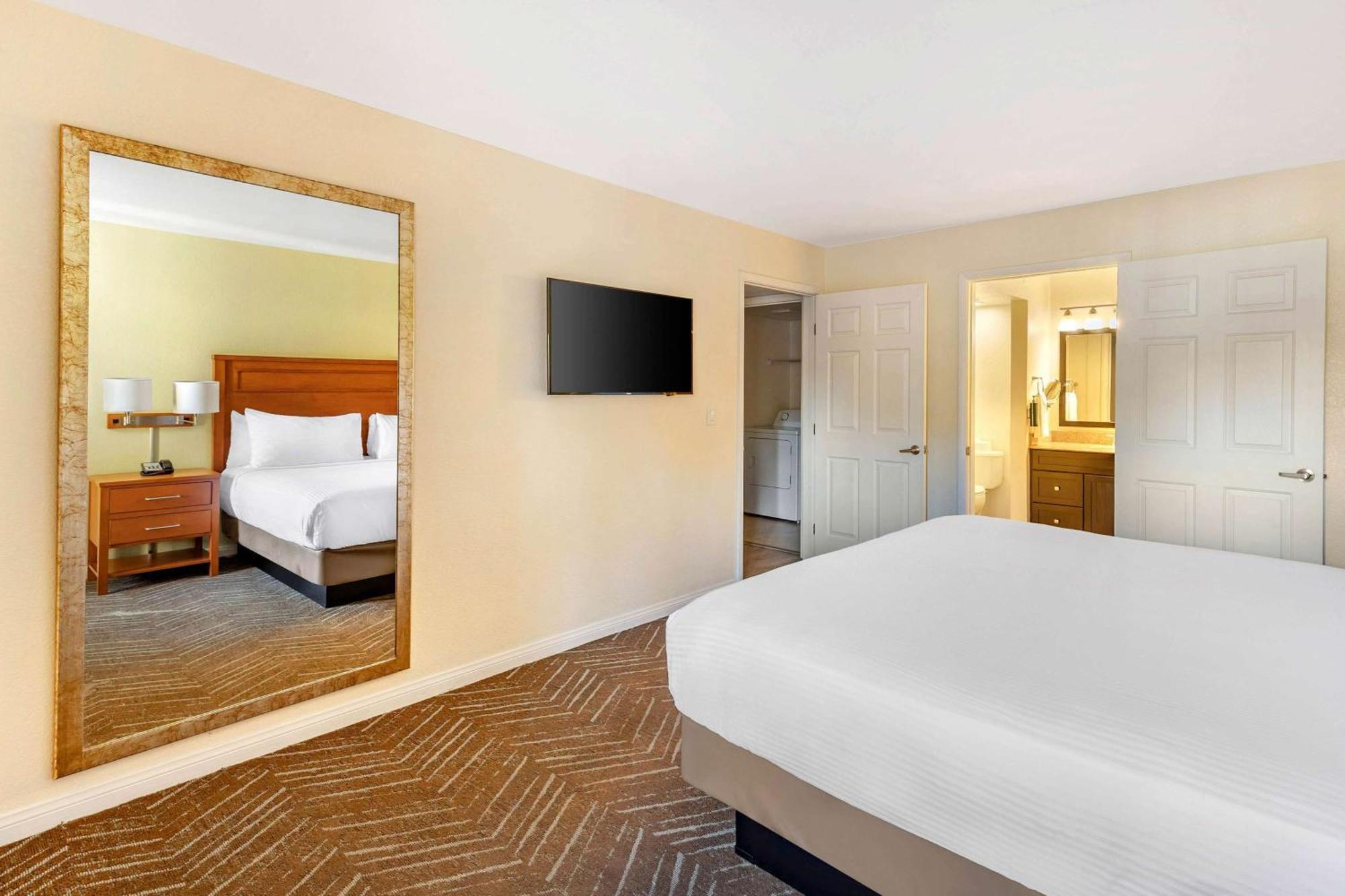 1 BEDROOM 1 KING SUITE ACCESSIBLE TUB
