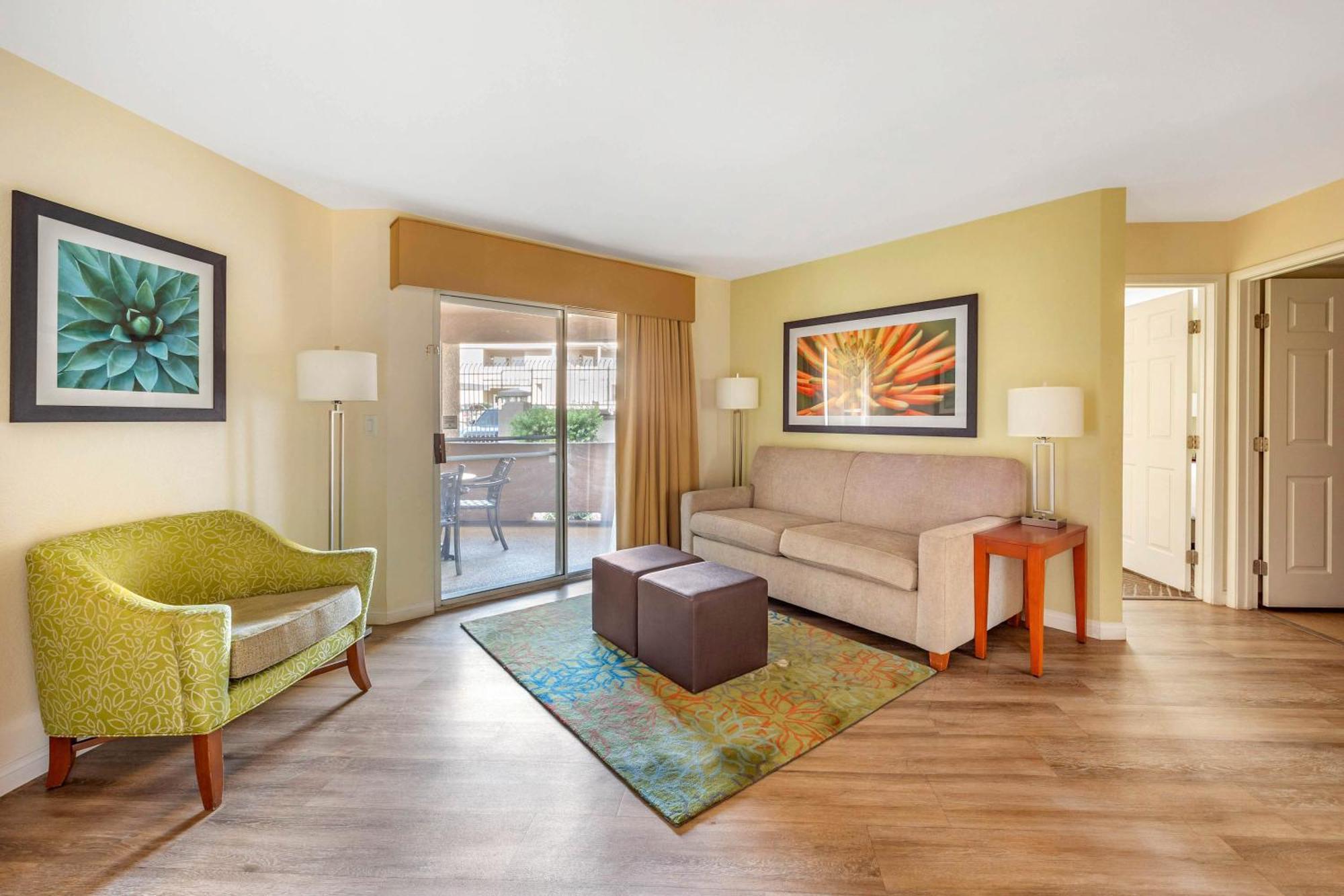 Two-Bedroom Suite Accessible Tub