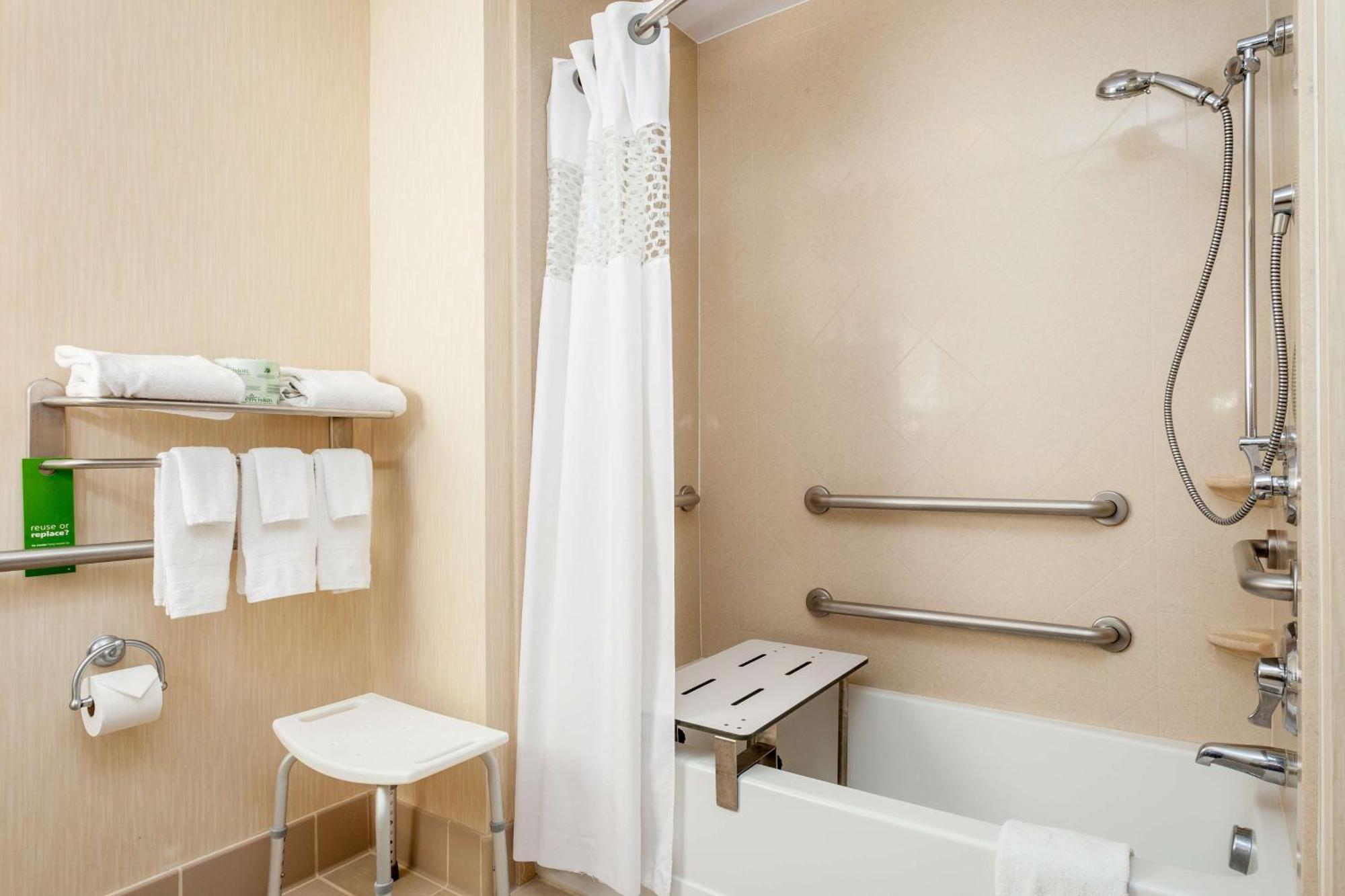 Double Room Two Queen Beds Bath Tub Mobility Access,1697846510:JPEG