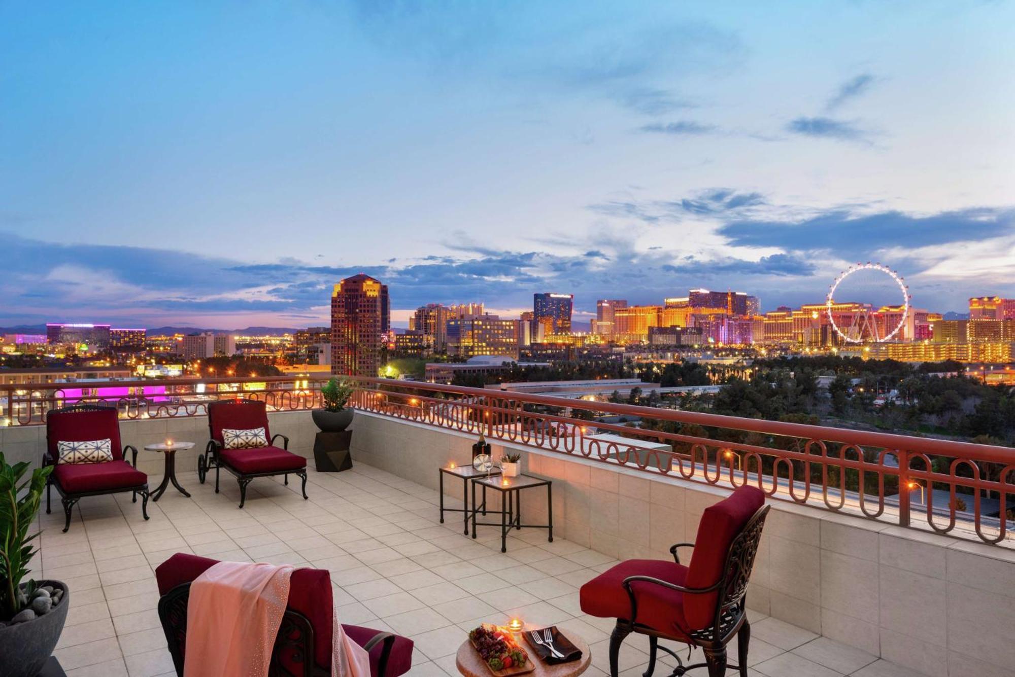 Two-Room King Suite Large Balcony