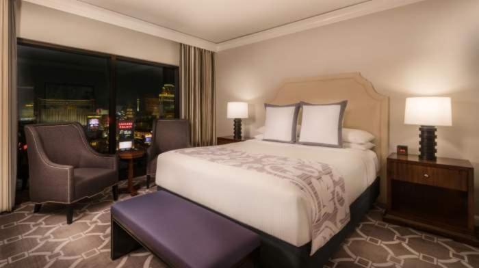 Augustus Executive Suite 1 King Bed 2 Queen Bedroom