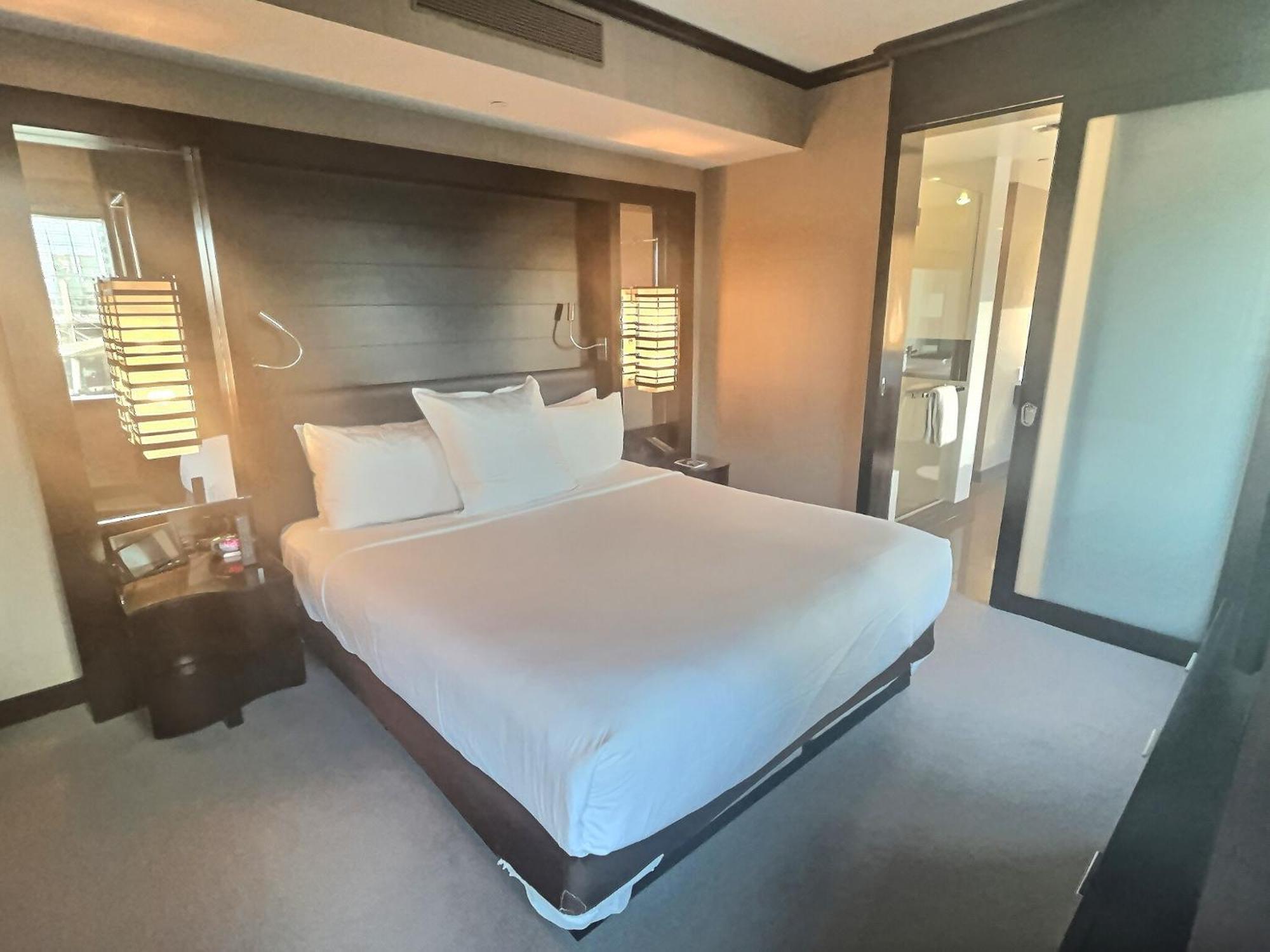 Lower Executive Corner Suite