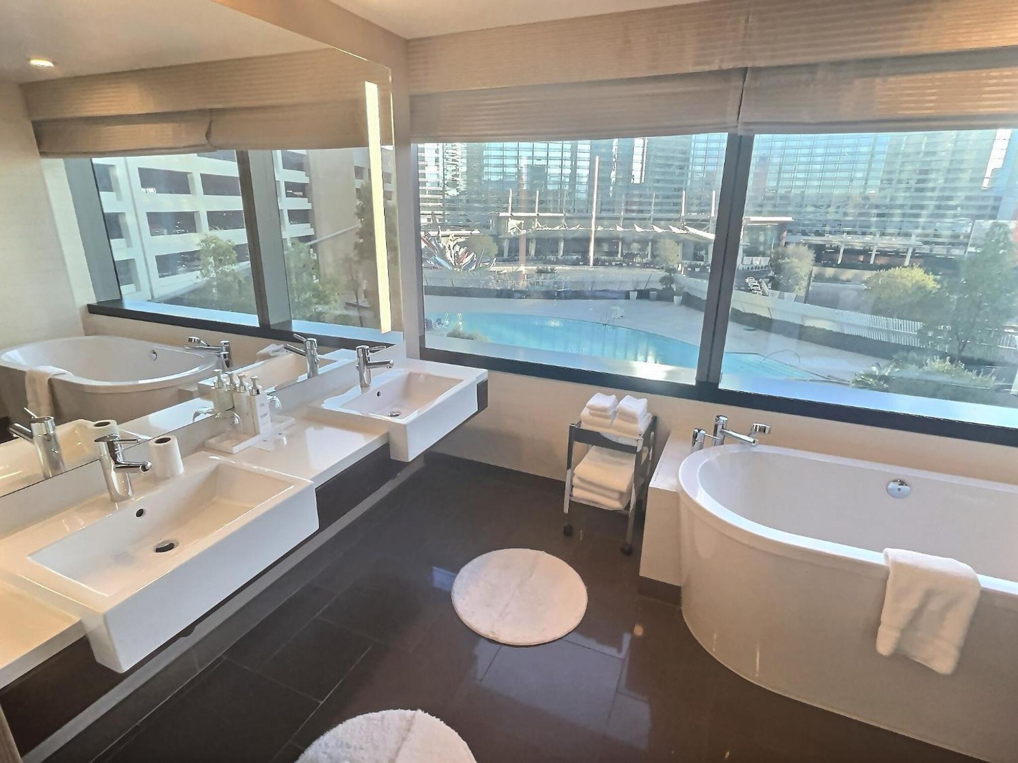 Lower Executive Corner Suite