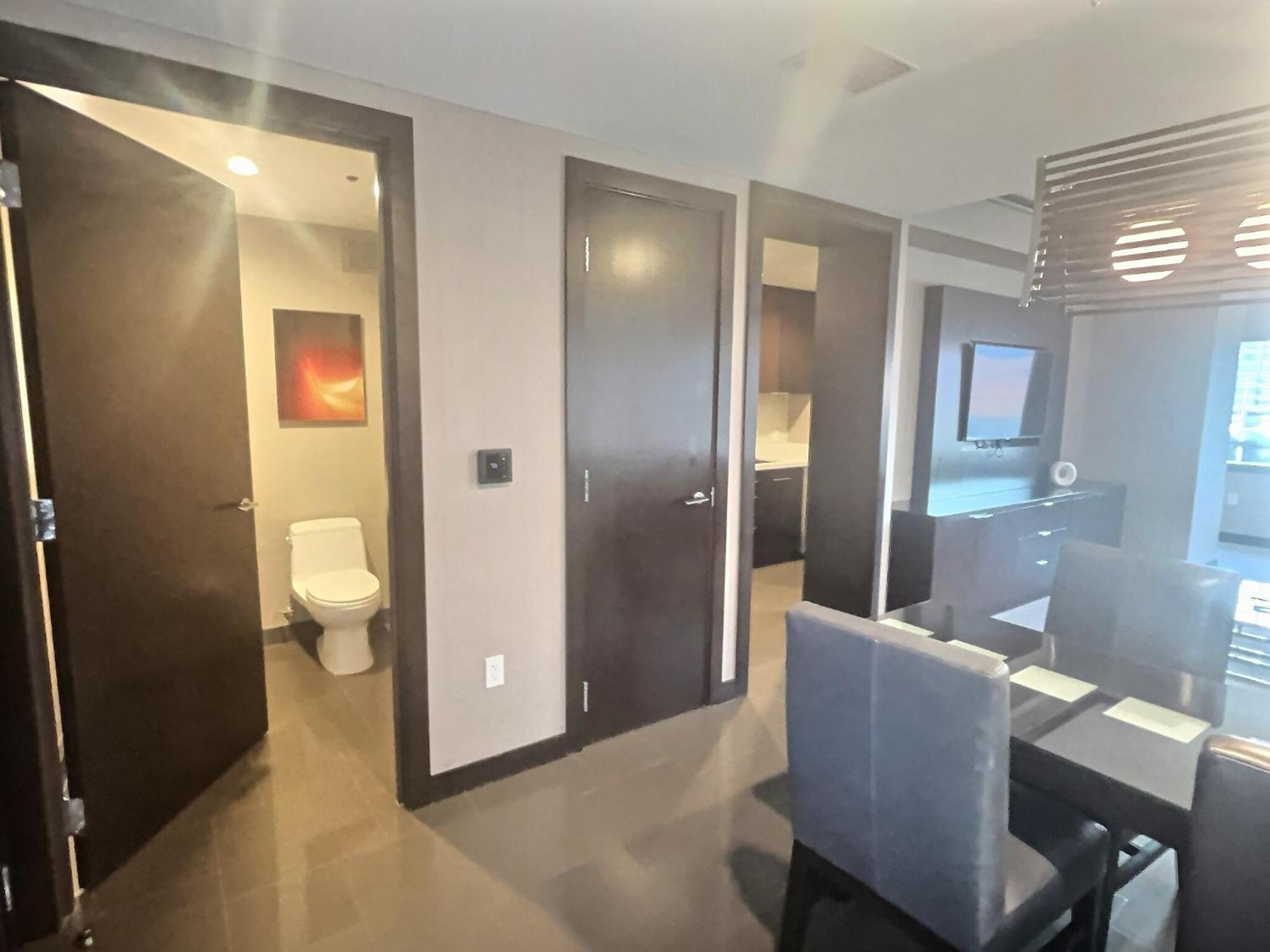Lower Executive Corner Suite