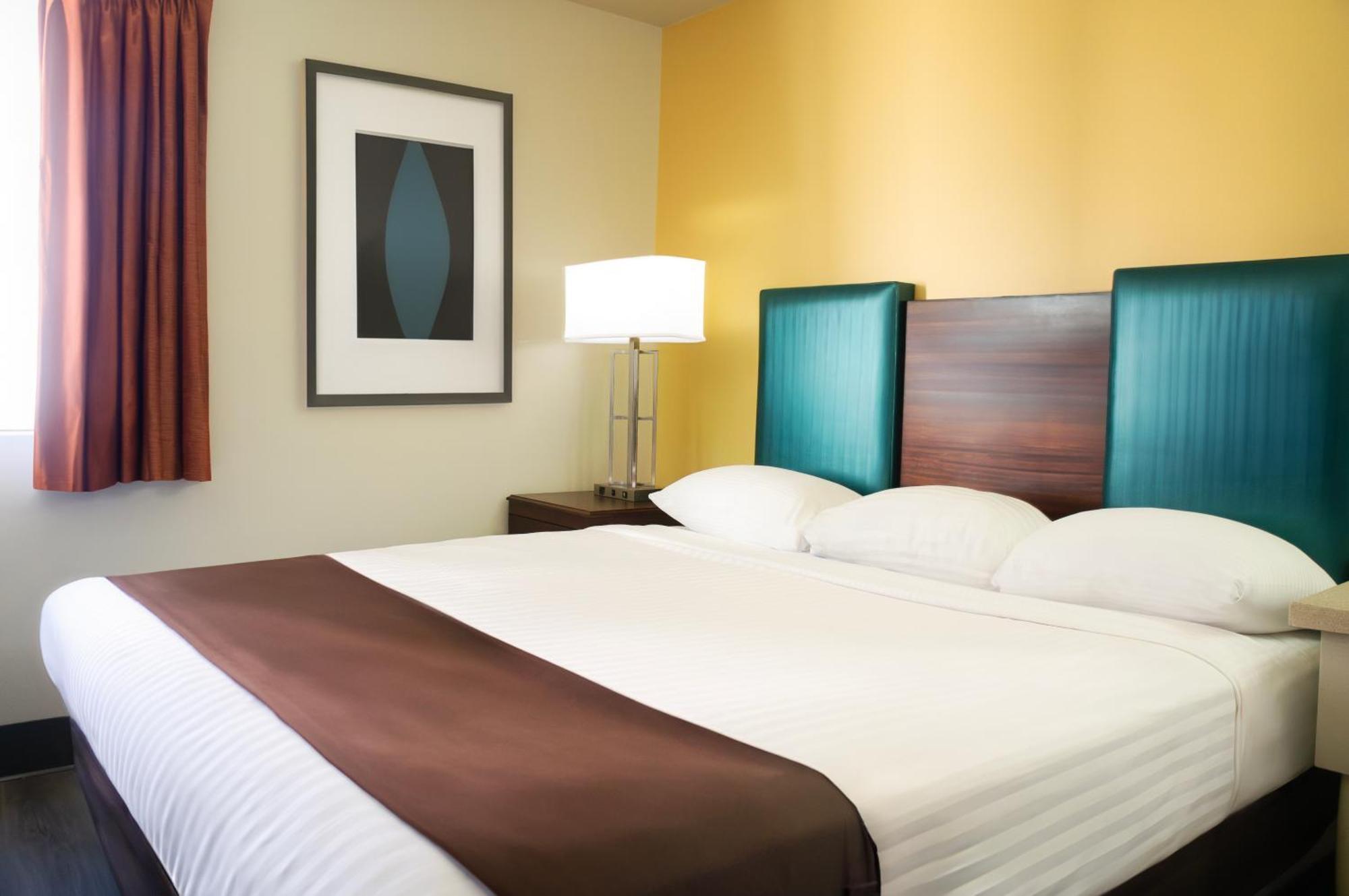 Deluxe Suite with One King Bed,1630873007:JPEG