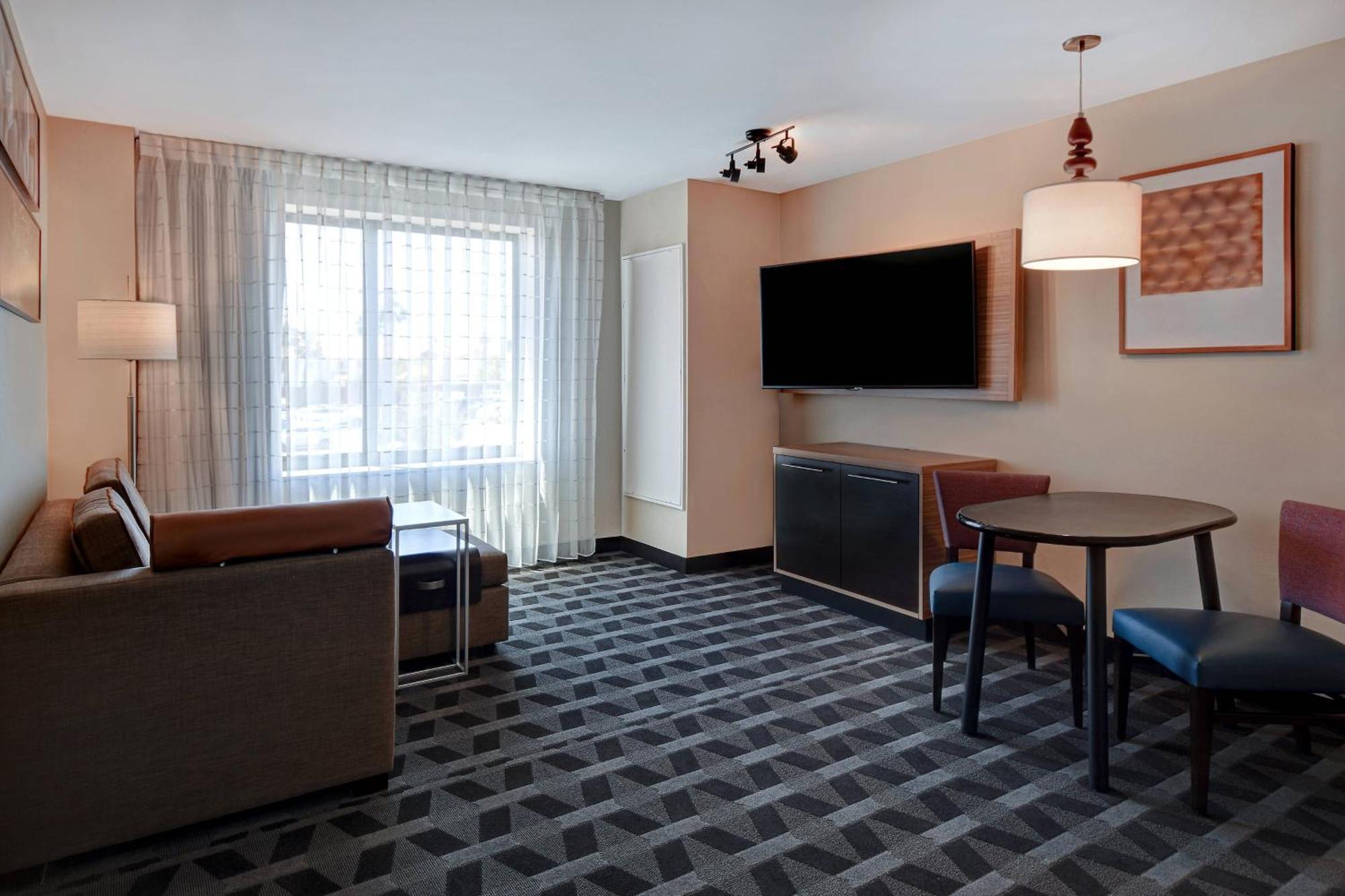 1 Bedroom Suite 1 King Sofa bed Poolside view