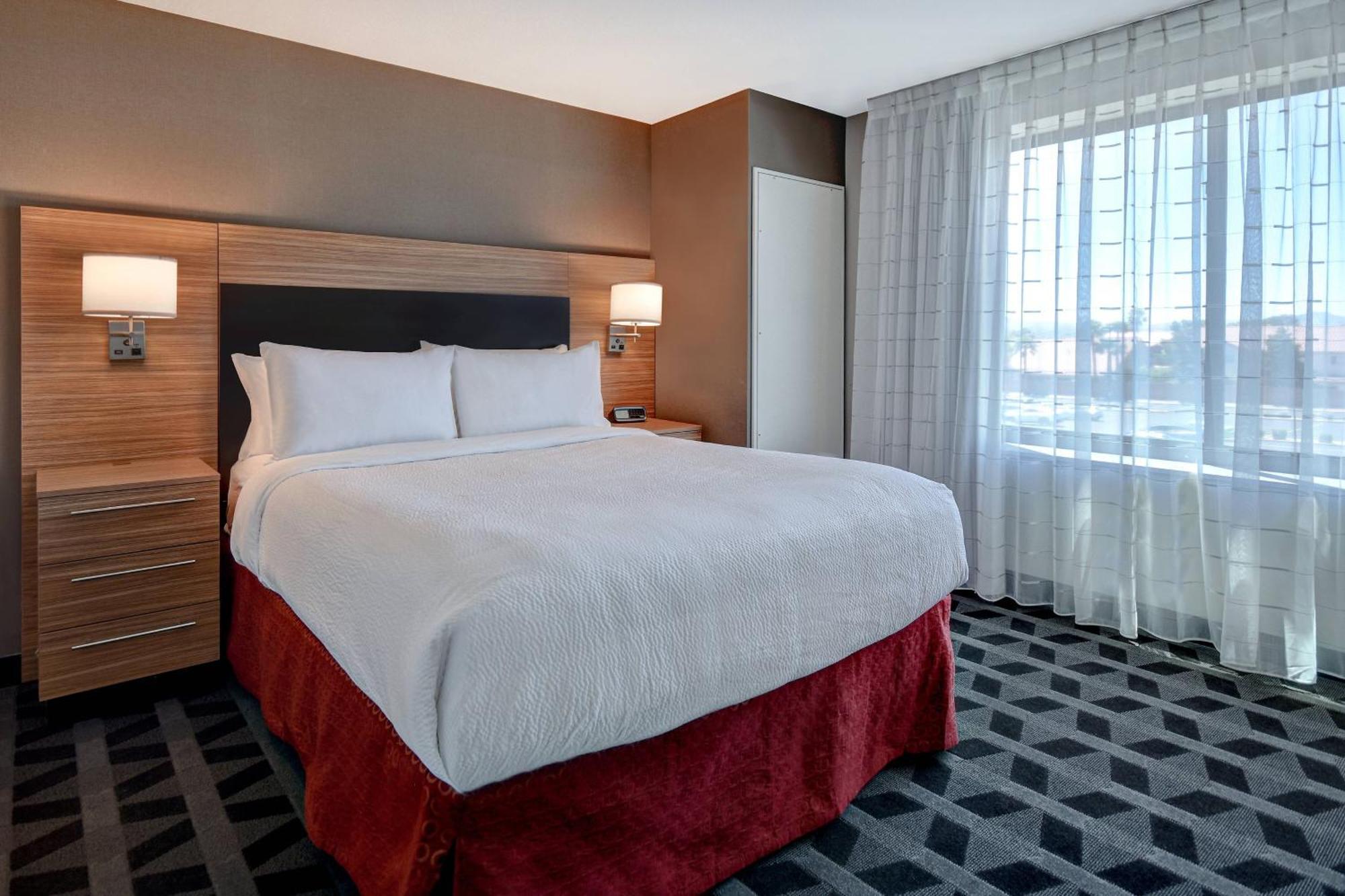 1 Bedroom Suite 1 King Sofa bed Poolside view