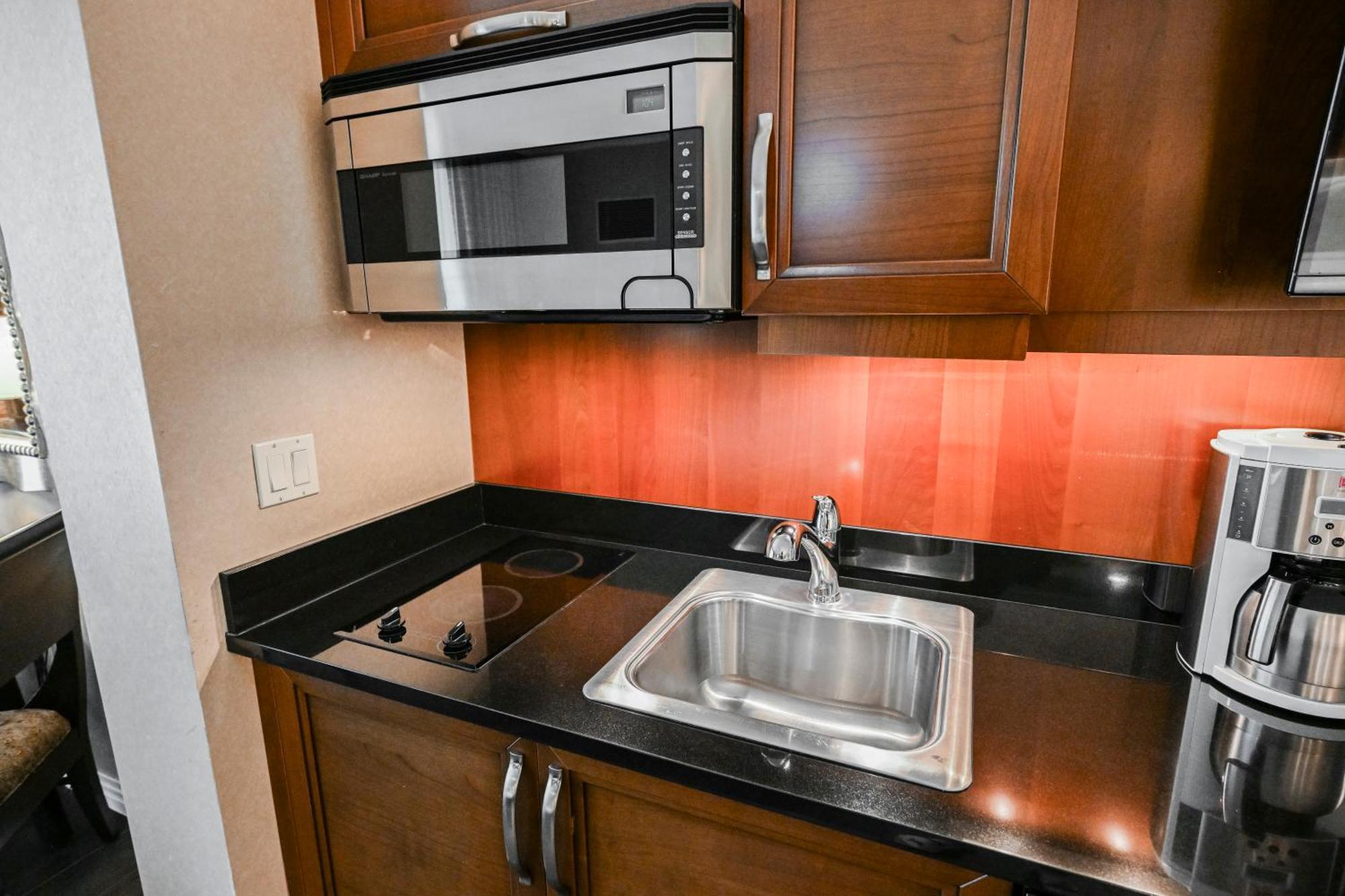 Remodeled Studio Strip View & Balcony