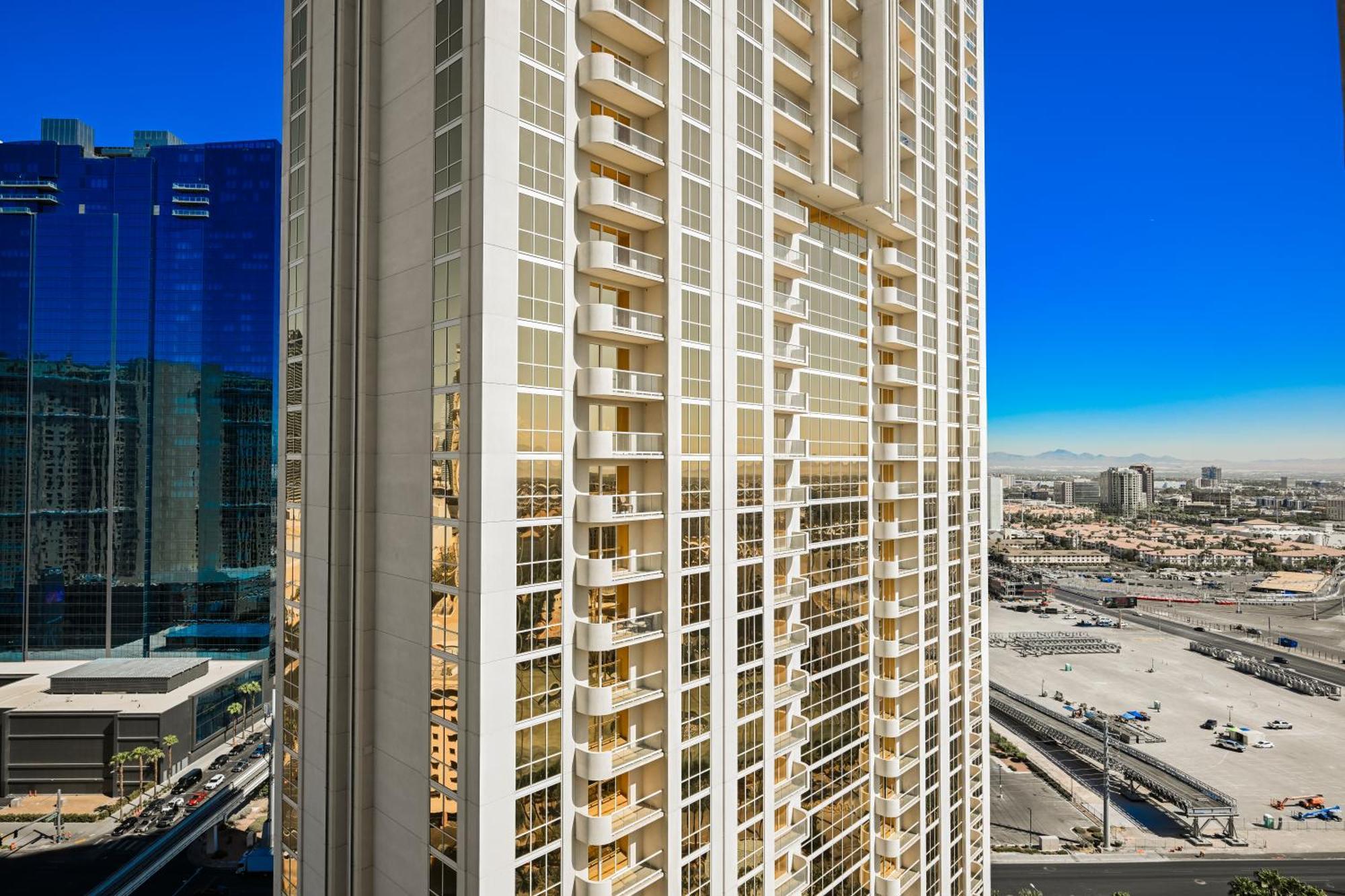 Remodeled Studio Strip View & Balcony