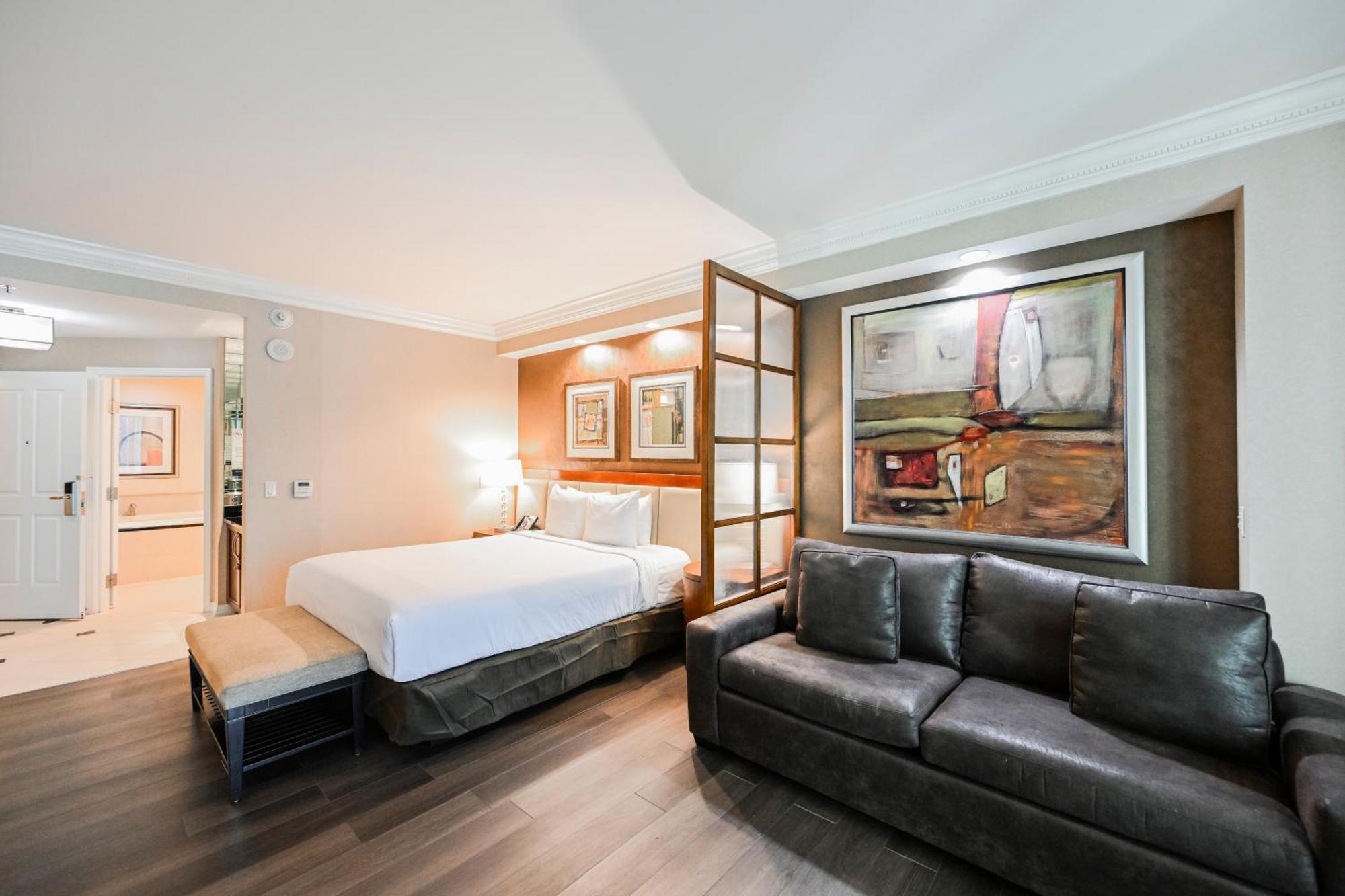 Remodeled Studio Strip View & Balcony