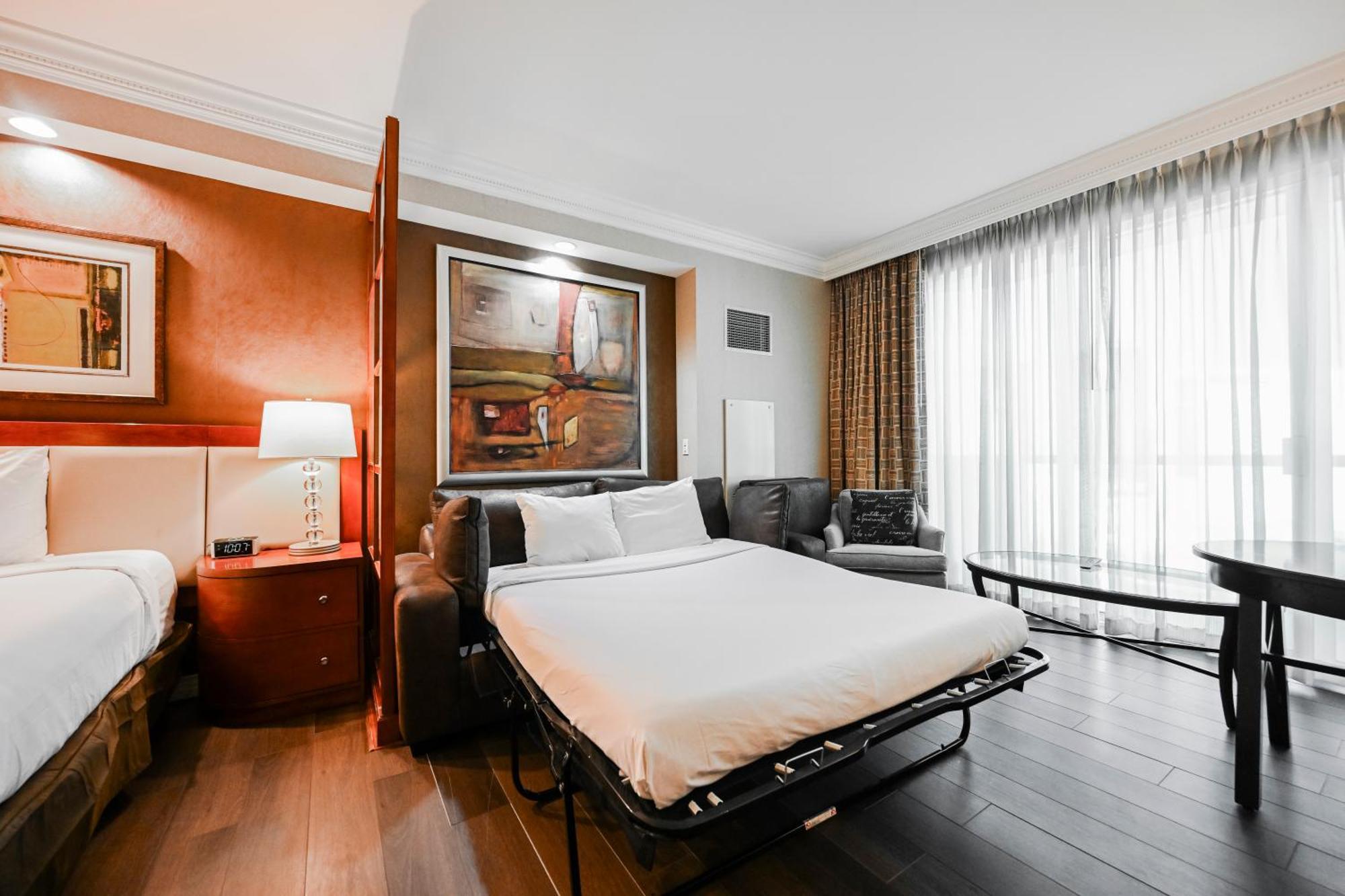 Remodeled Studio Strip View & Balcony