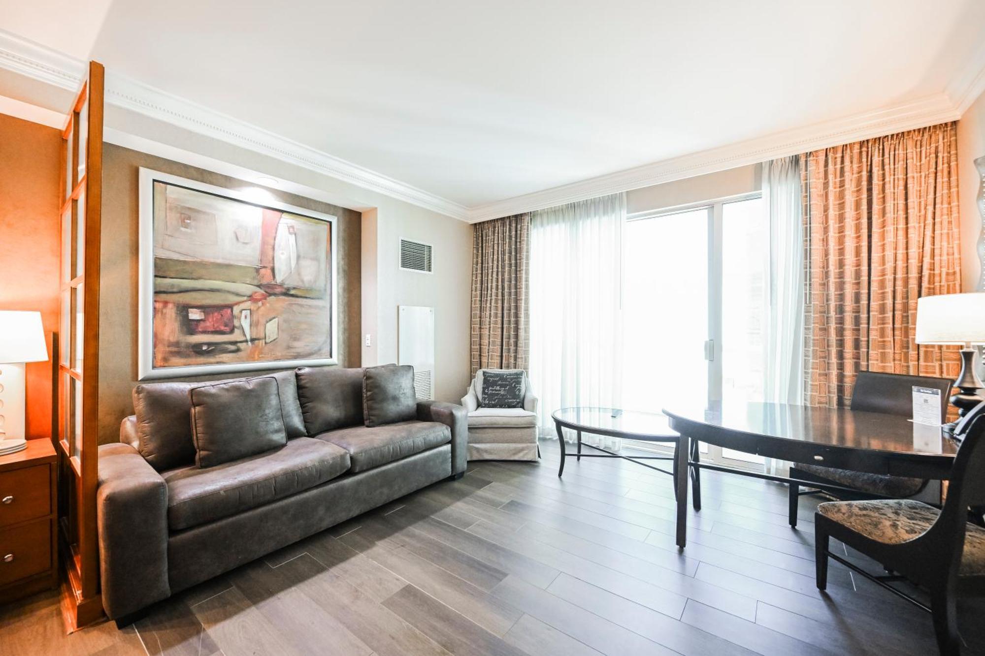 Remodeled Studio Strip View & Balcony