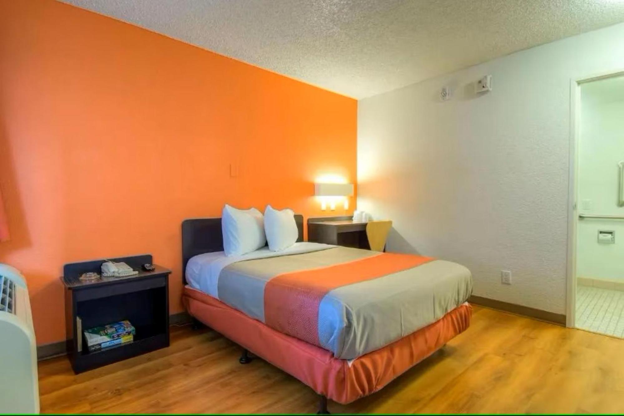 1 Queen Bed |