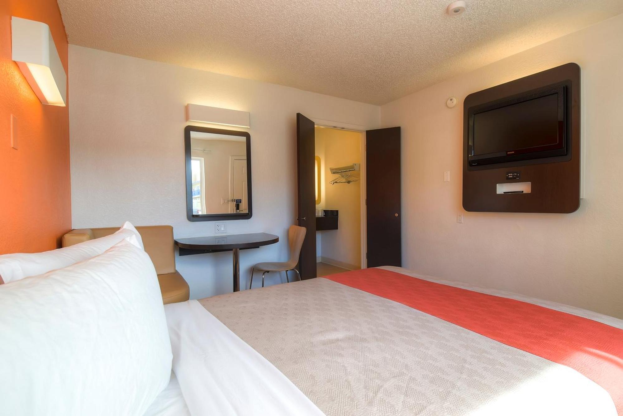 1 Queen Bed | Suite Non-Smoking Sofa-Bed