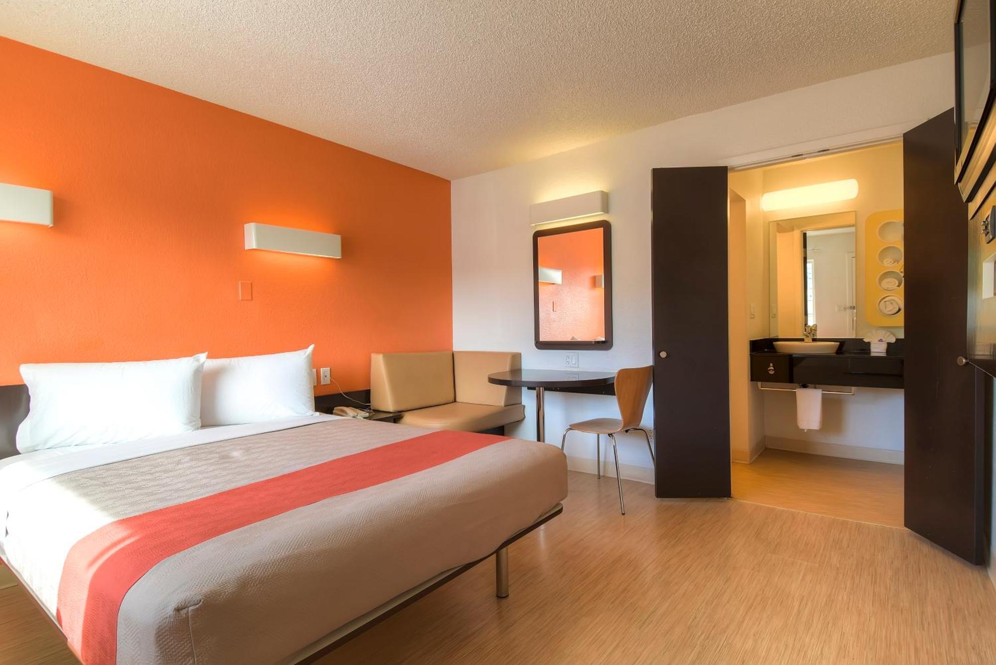 1 Queen Bed | Suite Non-Smoking Sofa-Bed