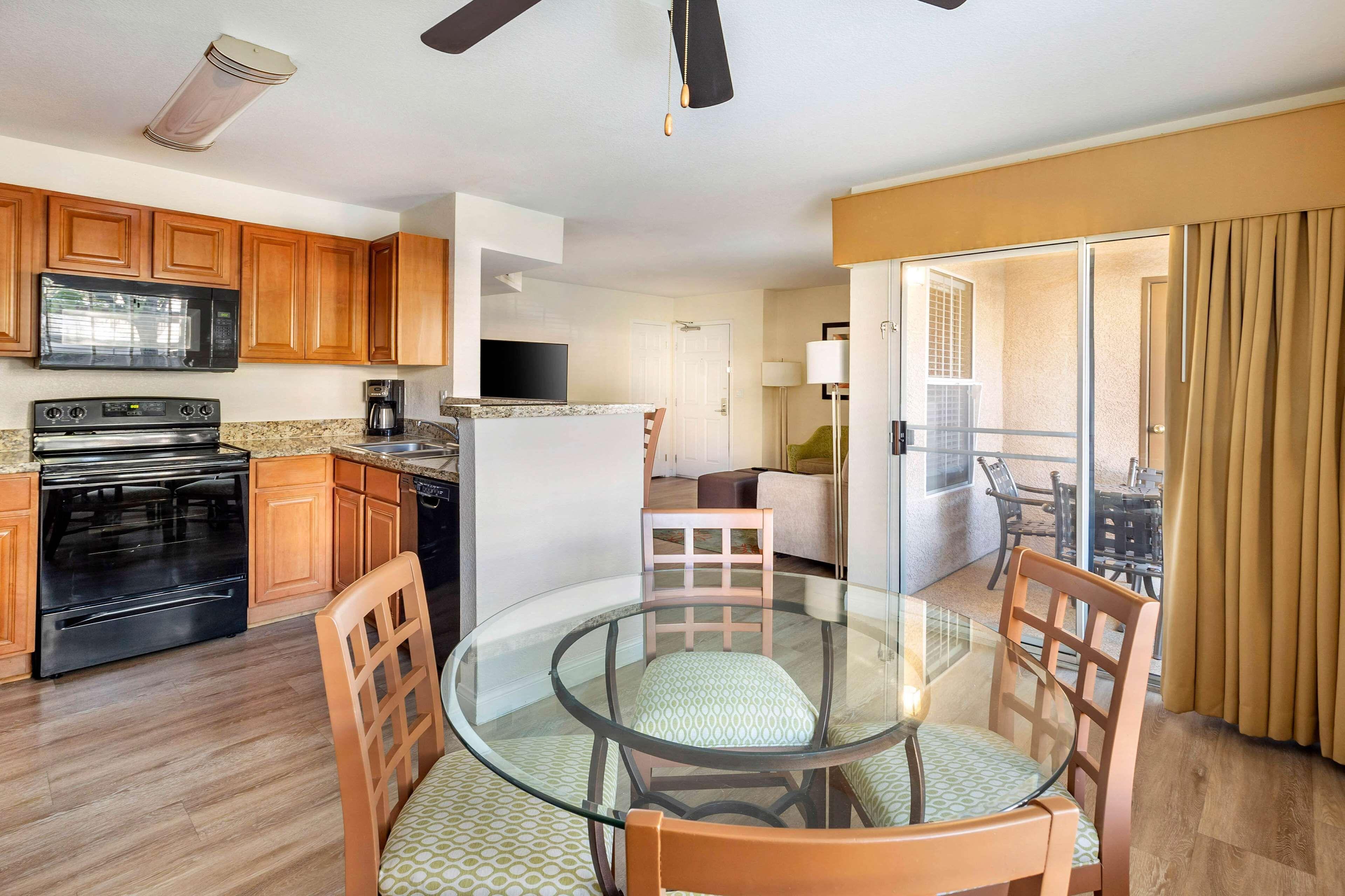 1 BEDROOM 1 KING SUITE ACCESSIBLE TUB