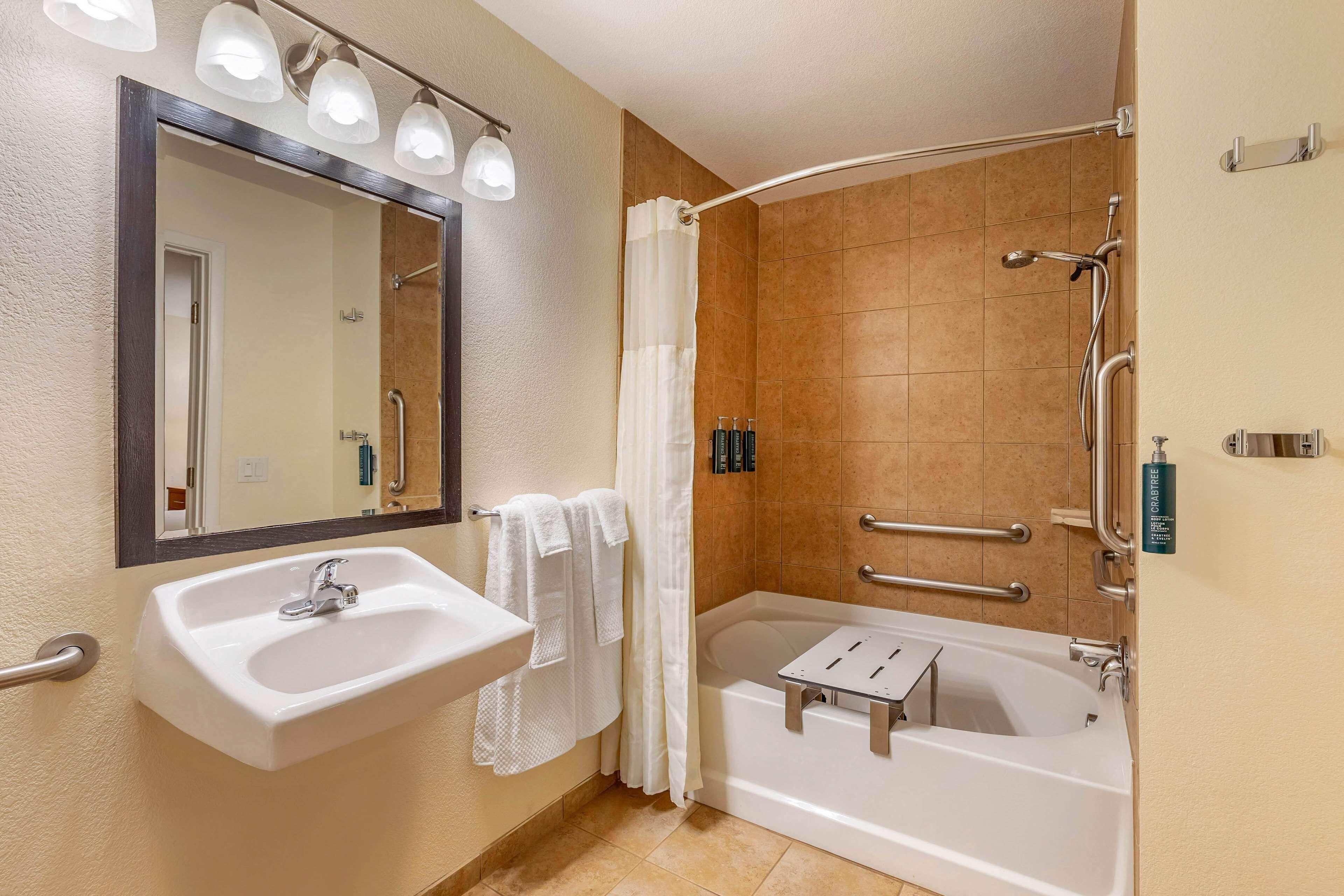 1 BEDROOM 1 KING SUITE ACCESSIBLE TUB
