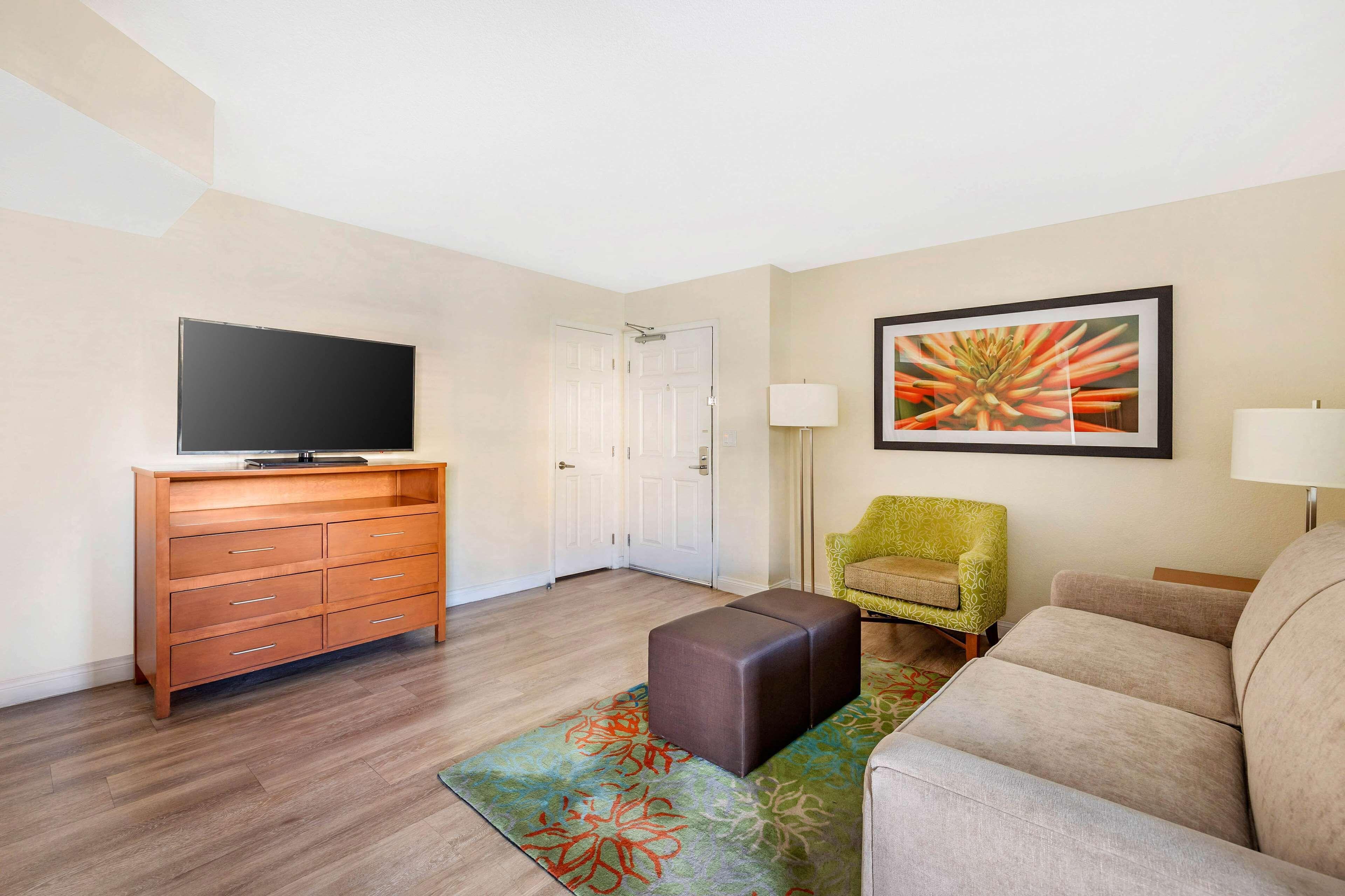 1 BEDROOM 1 KING SUITE ACCESSIBLE TUB