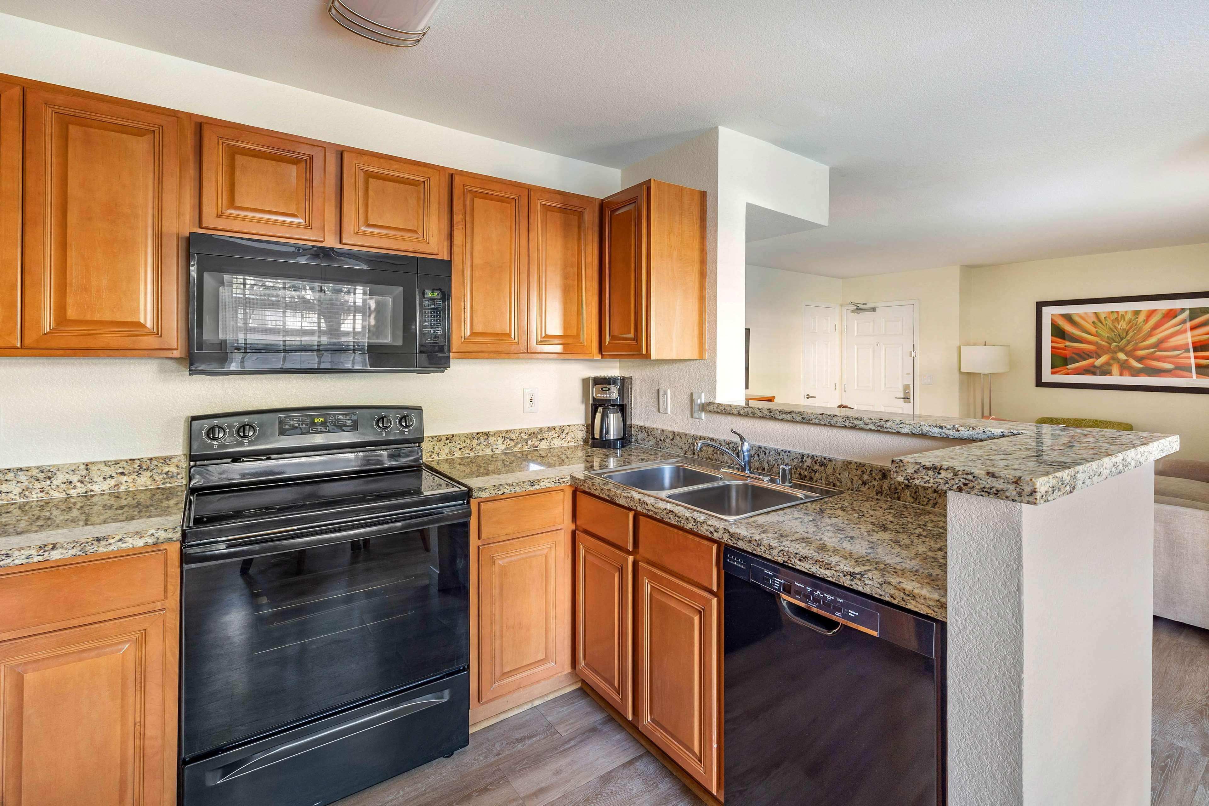 1 BEDROOM 1 KING SUITE ACCESSIBLE TUB