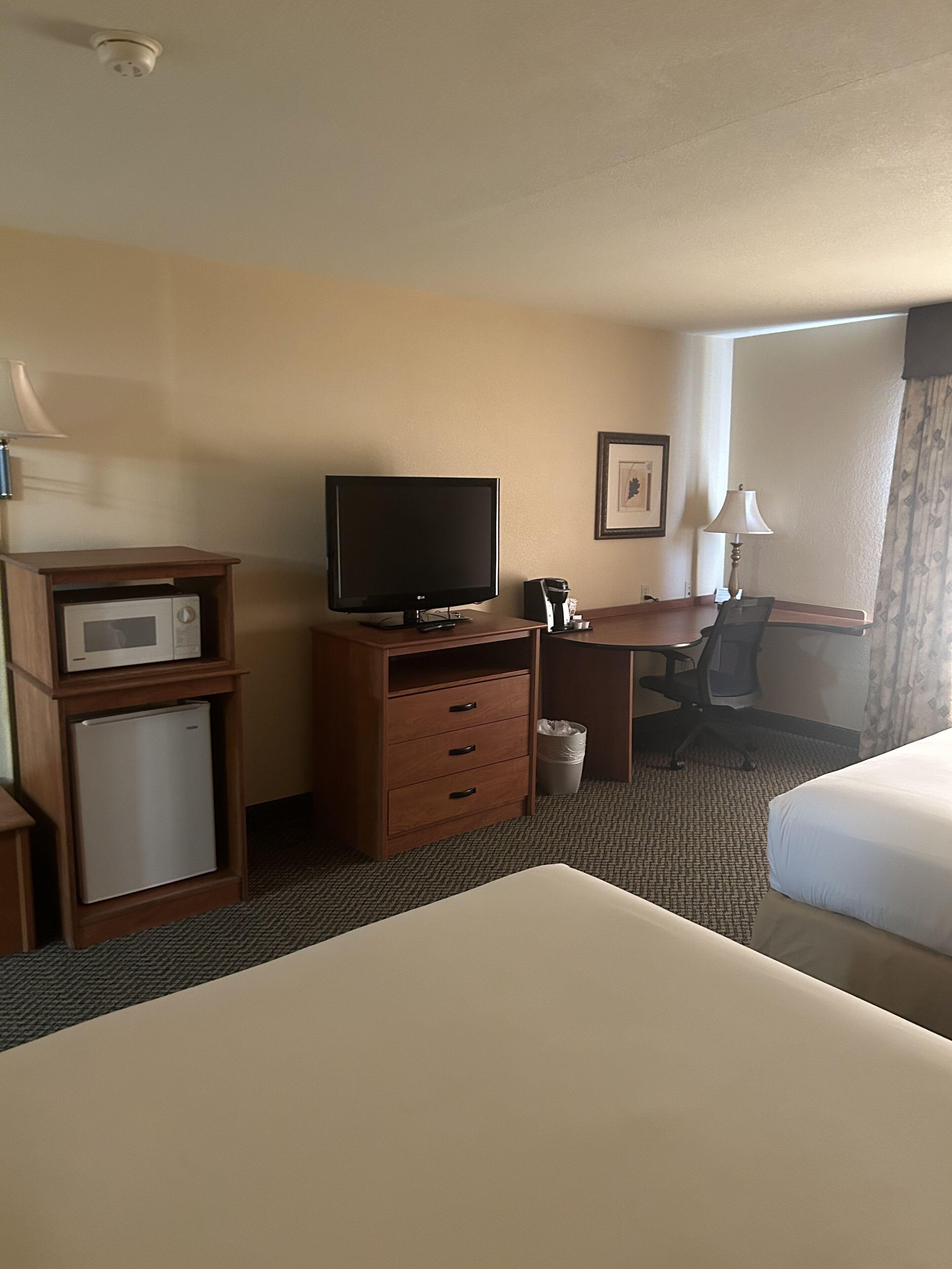 Queen Room Two Queen Beds Mobility Access Tub or Non-Smoking