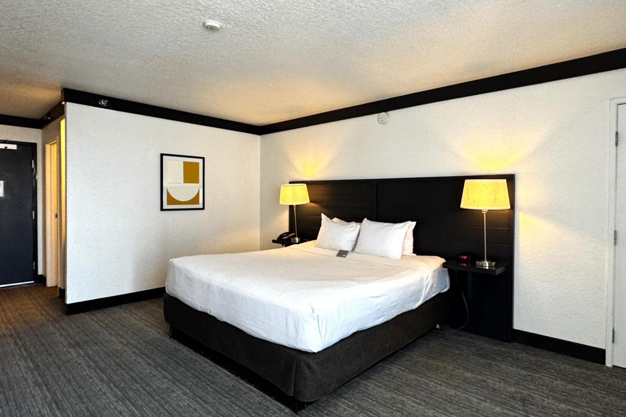 Pool View King Smoking $5 slot play & $10 table games match play