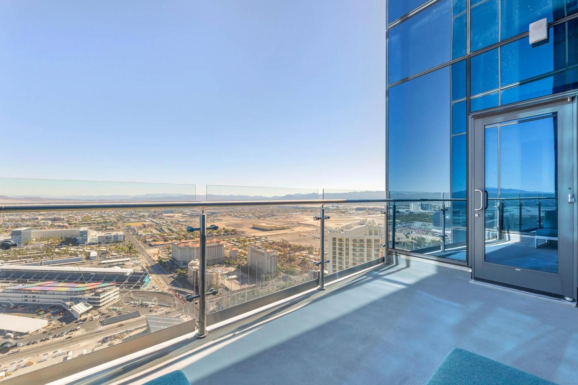 Premium One-Bedroom King Suite Balcony