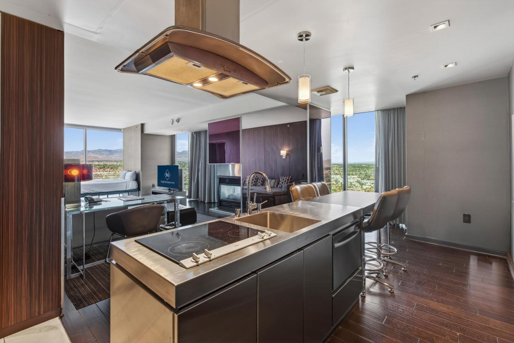 Panoramic View & Balcony