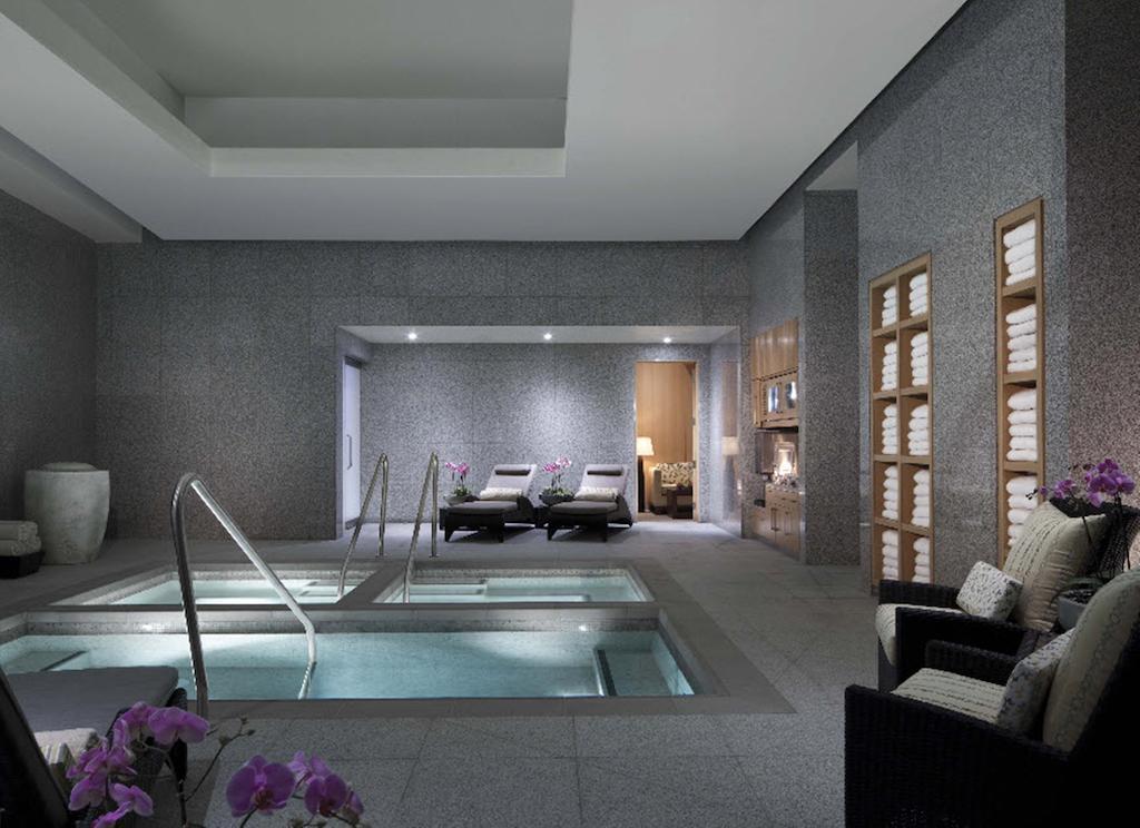 Lower Executive Corner Suite