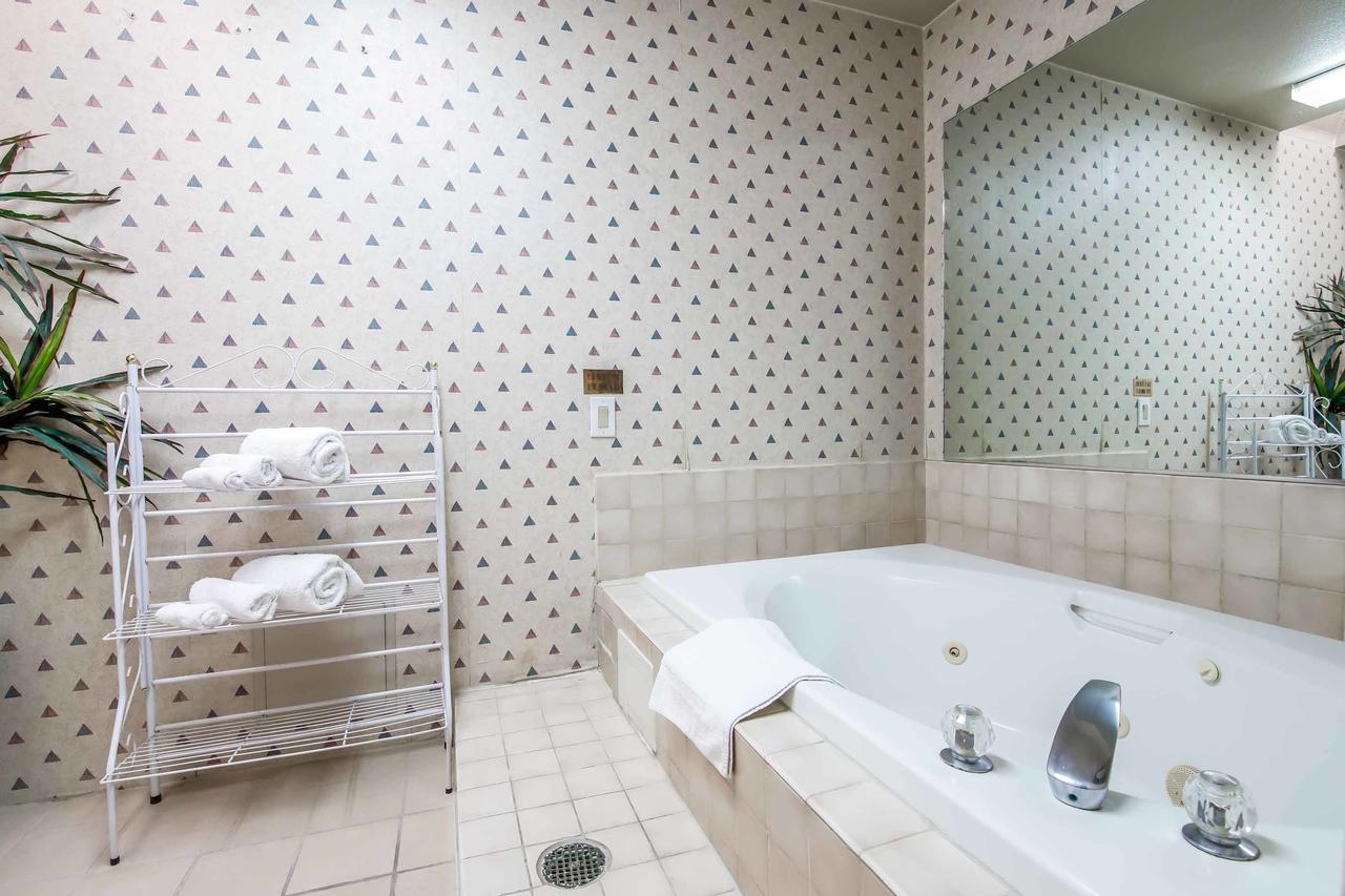 Luxury Suite Spa Bath