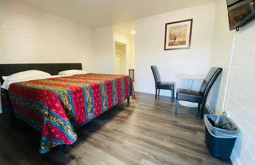 Lucky Cuss Motel-1
